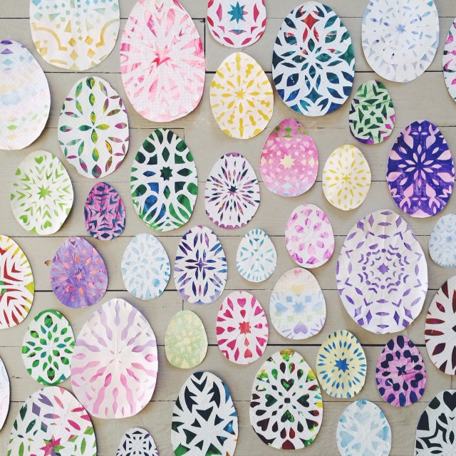 Snowflake Easter Eggs - and 4 other simple Easter crafts in the post