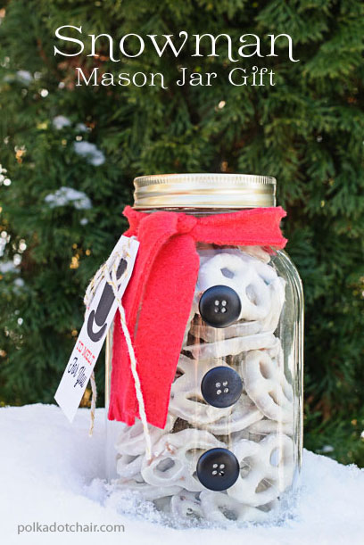 snowman mason jar with pretzels